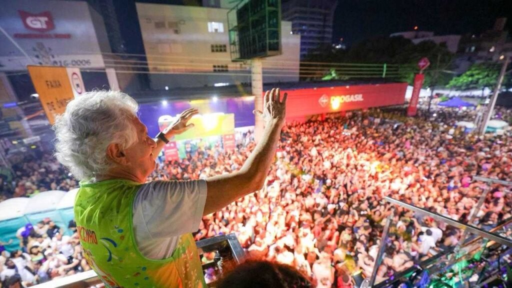 O Carnaval chegou em Goiás", diz Caiado ao prestigiar folia em Goiânia